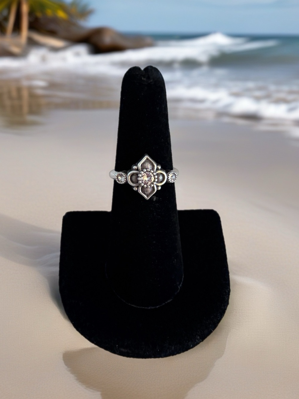 Brighton Chic Silver Plated Floral Women's Ring.
Size 6.